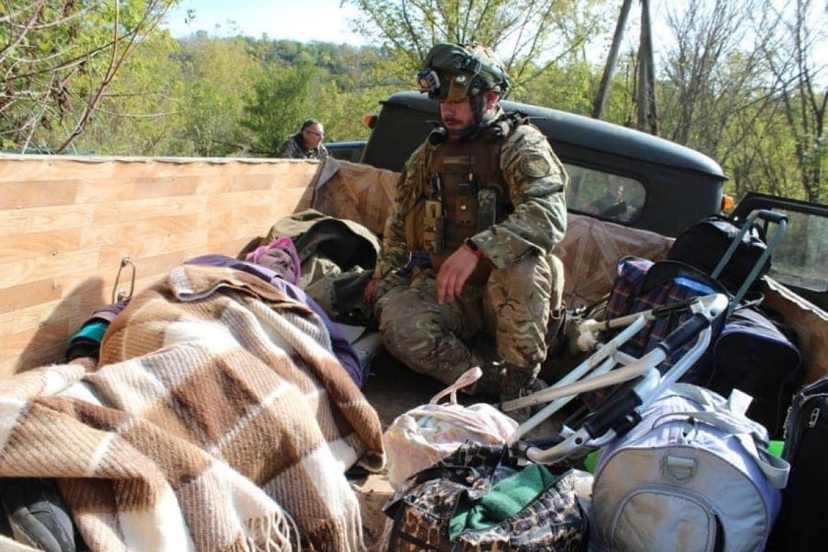 Из-под Славянска эвакуировали людей, которые прятались от обстрелов в лесу