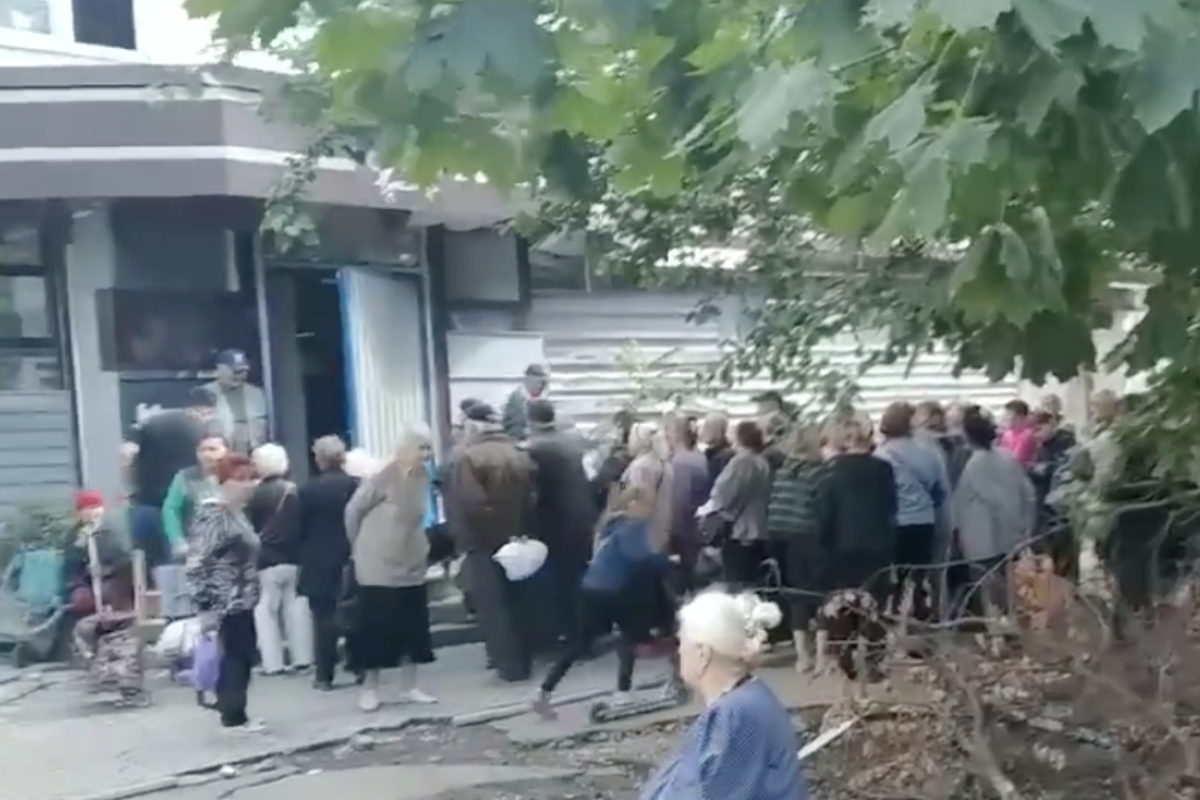 Продукти - дефіцит: в окупованому Маріуполі вишиковуються величезні черги за хлібом Продукти - дефіцит: в окупованому Маріуполі вишиковуються величезні черги за хлібом