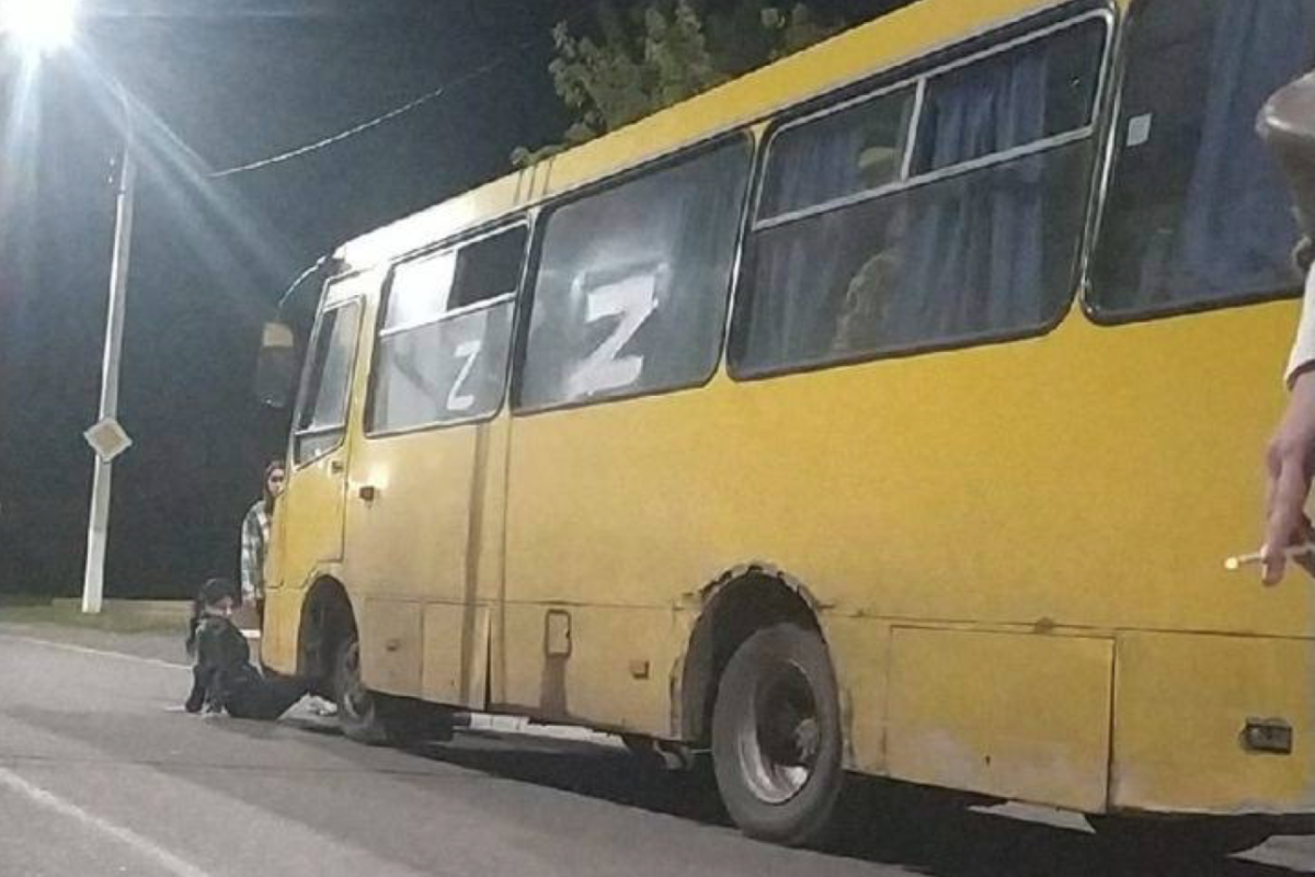 Жінки лягали під колеса автобуса, але не допомогло: на окупованій Луганщині продовжується "відлов" чоловіків Жінки лягали під колеса автобуса, але не допомогло: на окупованій Луганщині продовжується "відлов" чоловіків