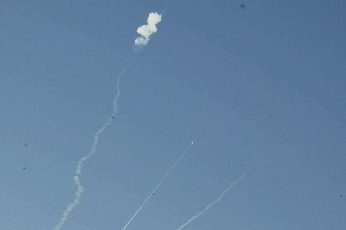 Над Києвом ППО збила кілька російських ракет, у столиці знову чути вибухи Над Києвом ППО збила кілька російських ракет, у столиці знову чути вибухи