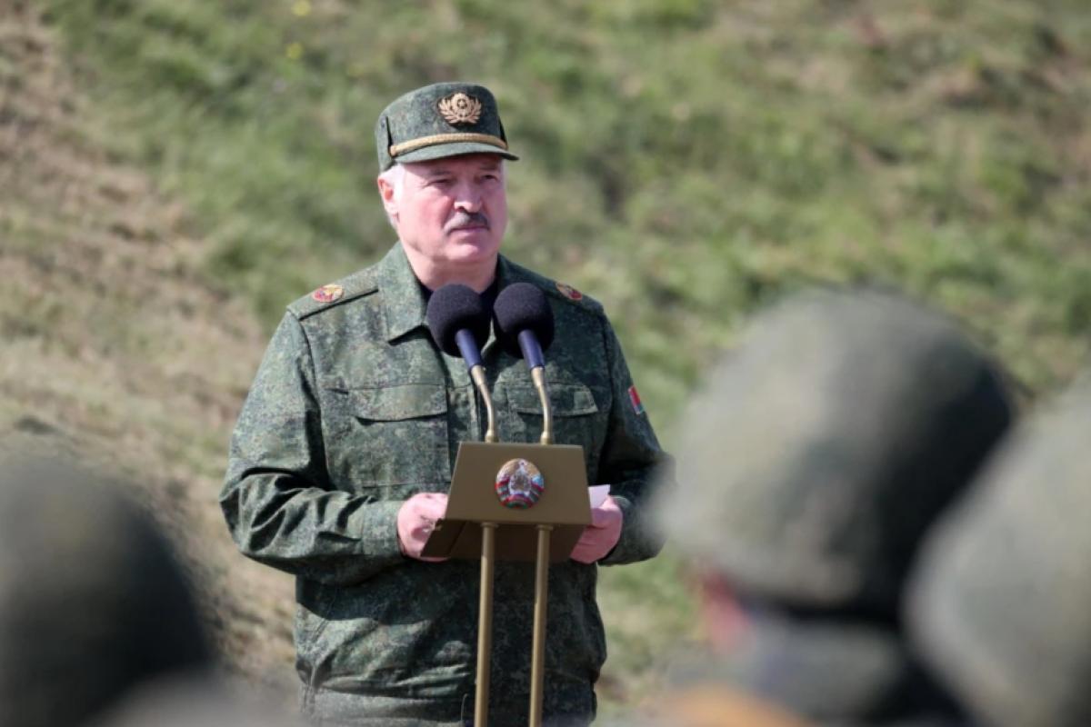 Лукашенко заявив, що його армія "не збирається нікуди йти" Лукашенко заявив, що його армія "не збирається нікуди йти"
