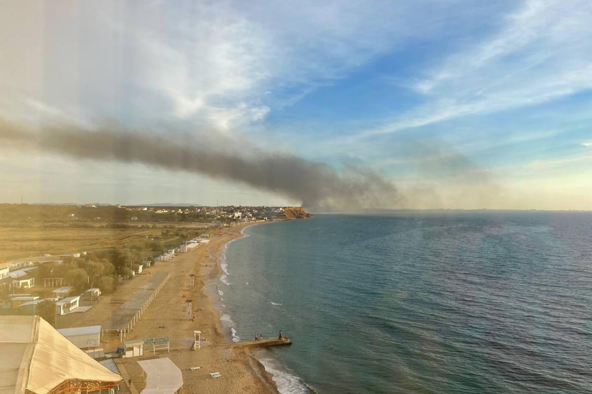 "Позаштатна ситуація": у Криму горить аеропорт Бельбек