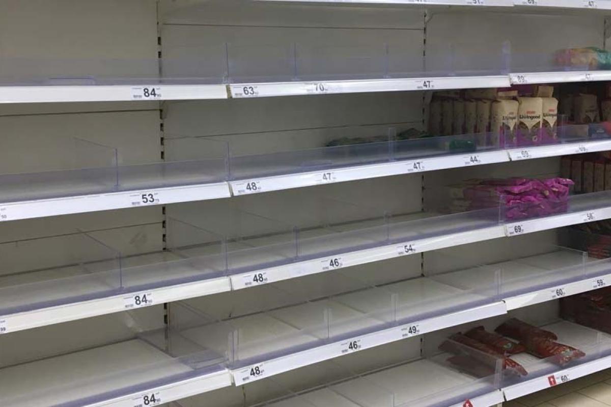 В Крыму ажиотаж - жители активно штурмуют супермаркеты (видео) В Крыму ажиотаж - жители активно штурмуют супермаркеты (видео)