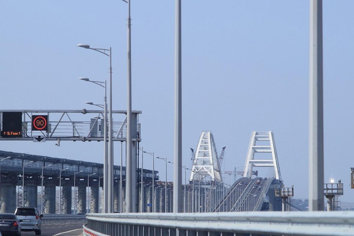 Окупанти заявили, що рух Кримським мостом частково відновлено Окупанти заявили, що рух Кримським мостом частково відновлено