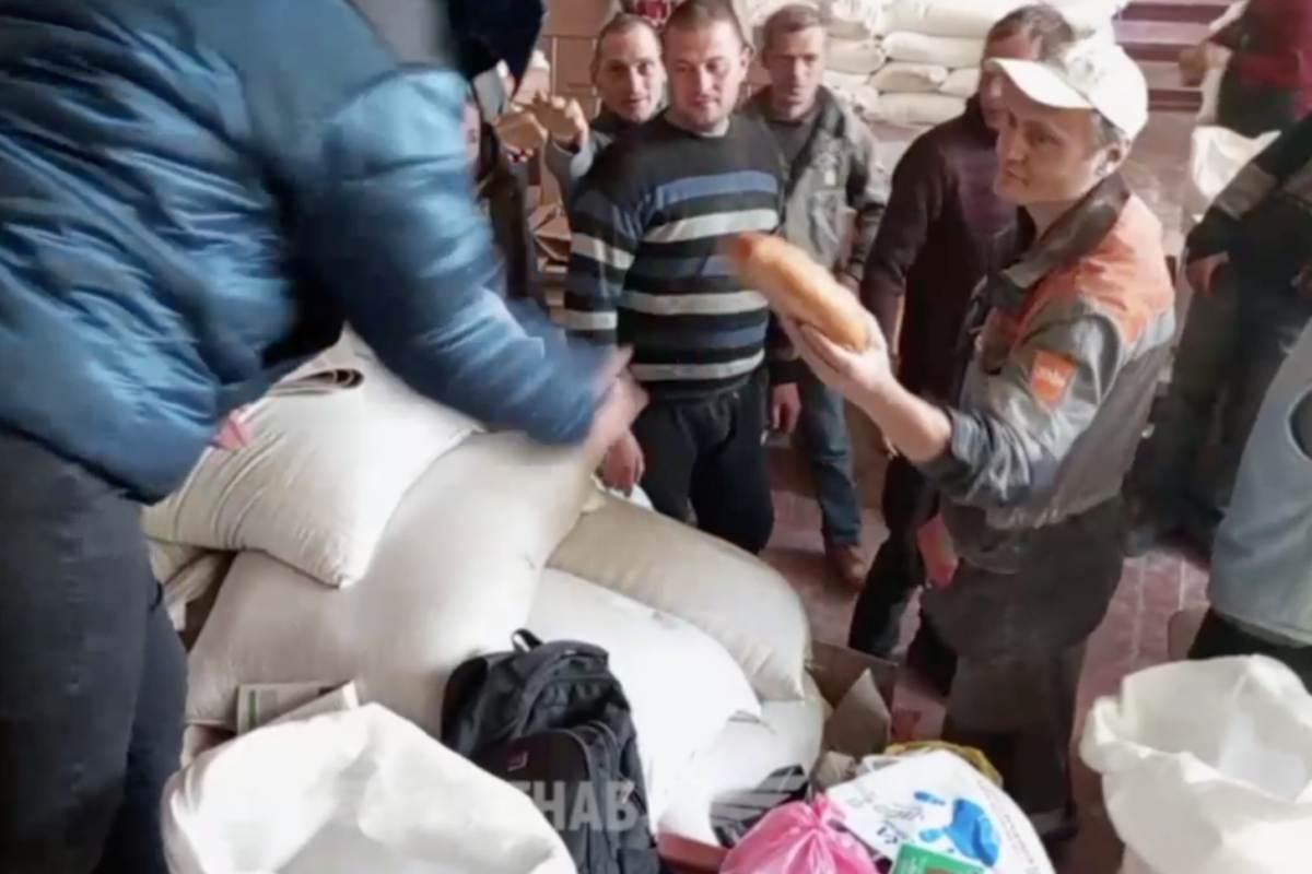 Сумне видовище: окупанти заявили, що налагодили роздачу соціального хліба у Лисичанську (відео)