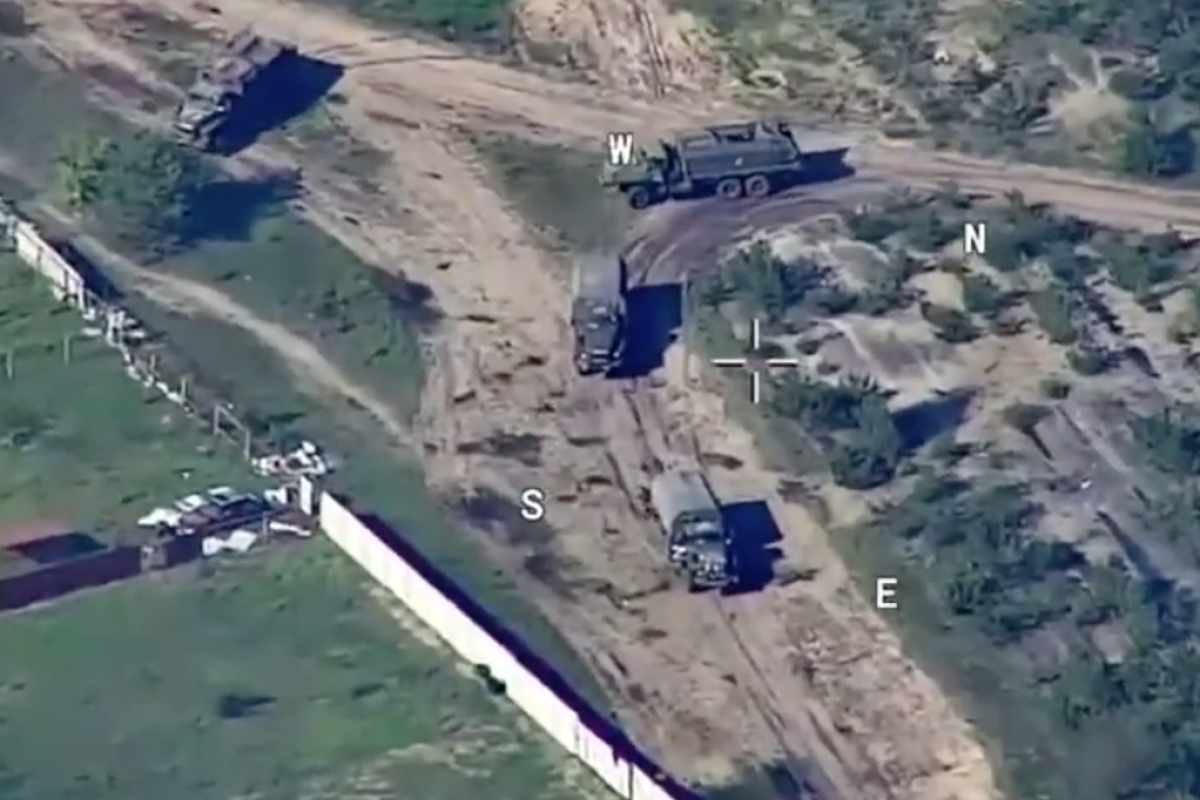 У мережі показали знищення колони російської техніки у Рубіжному (відео) У мережі показали знищення колони російської техніки у Рубіжному (відео)