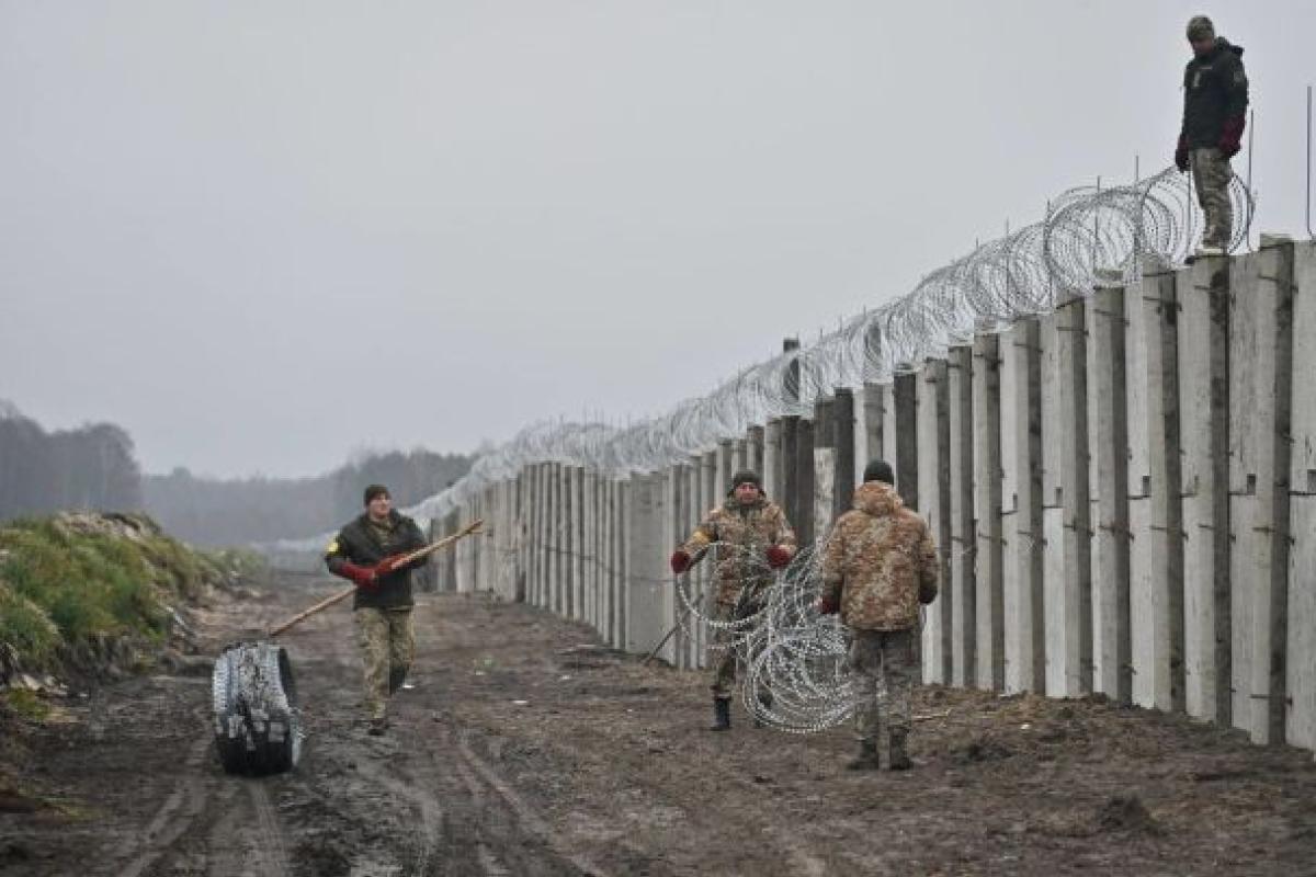 Украина строит стену на границе с Беларусью - фото Украина строит стену на границе с Беларусью - фото