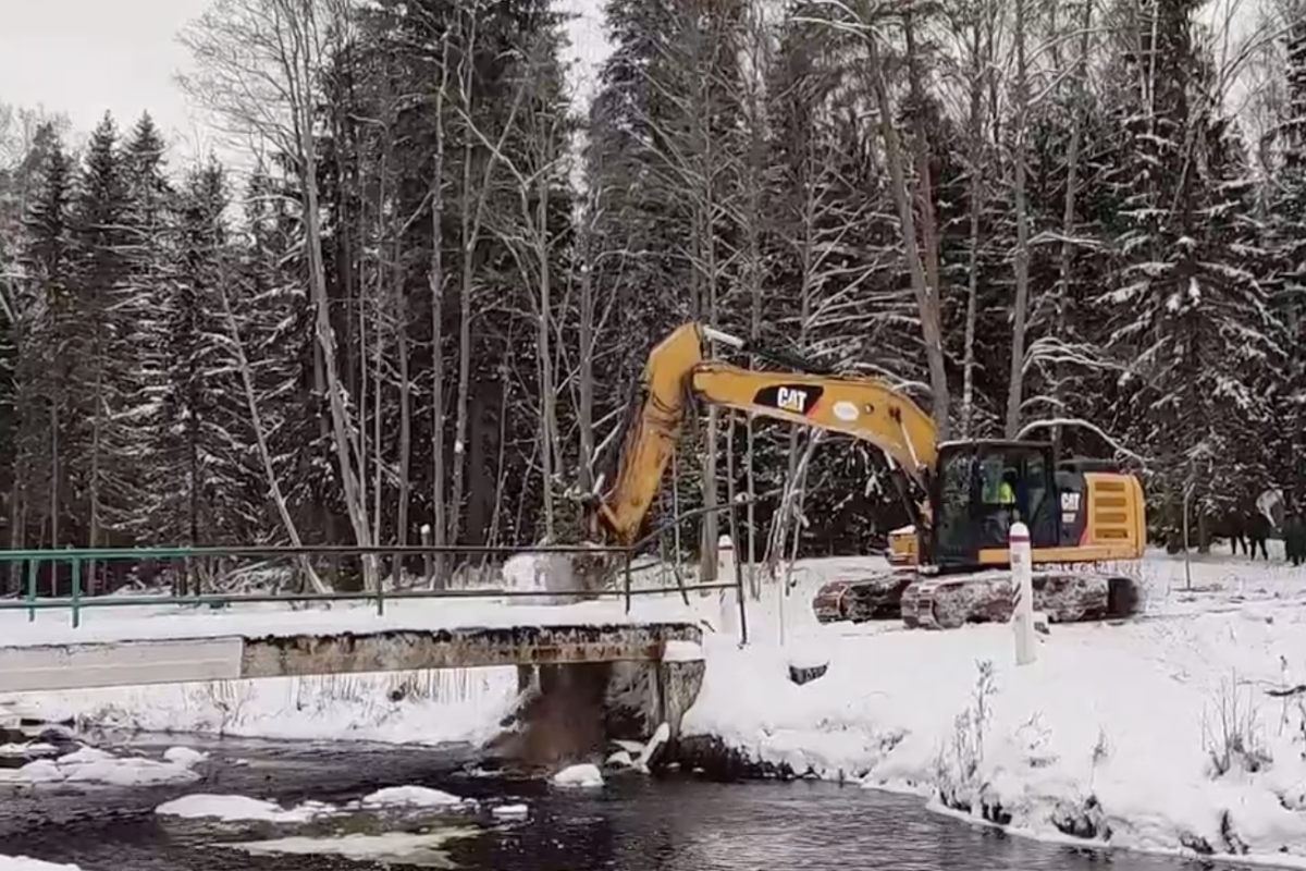 Латвія знесла пішохідний міст на кордоні з РФ та Білоруссю - відео