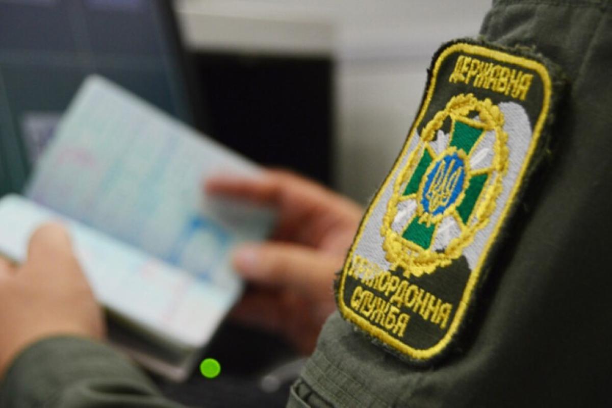Военнообязанным украинцам хотят разрешить выезжать за границу: в каких случаях