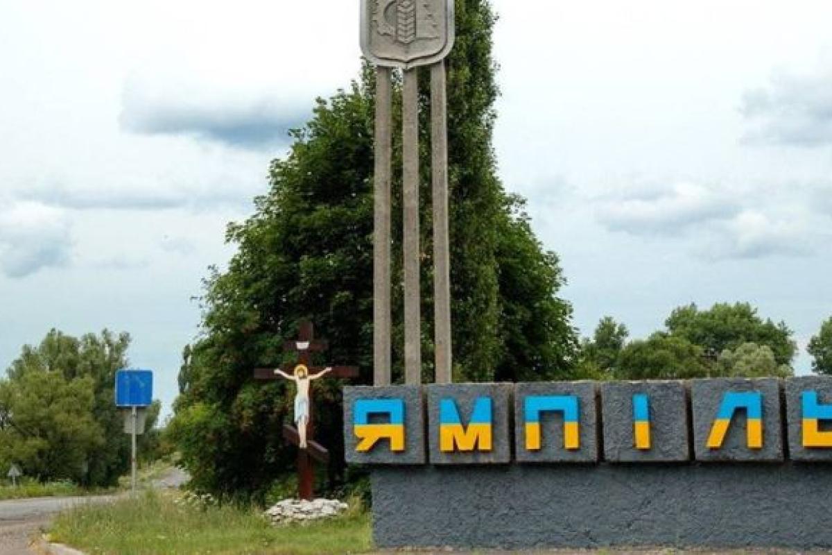 На Донетчине россияне обстреляли центральную площадь поселка в момент раздачи гуманитарной помощи, есть раненные На Донетчине россияне обстреляли центральную площадь поселка в момент раздачи гуманитарной помощи, есть раненные