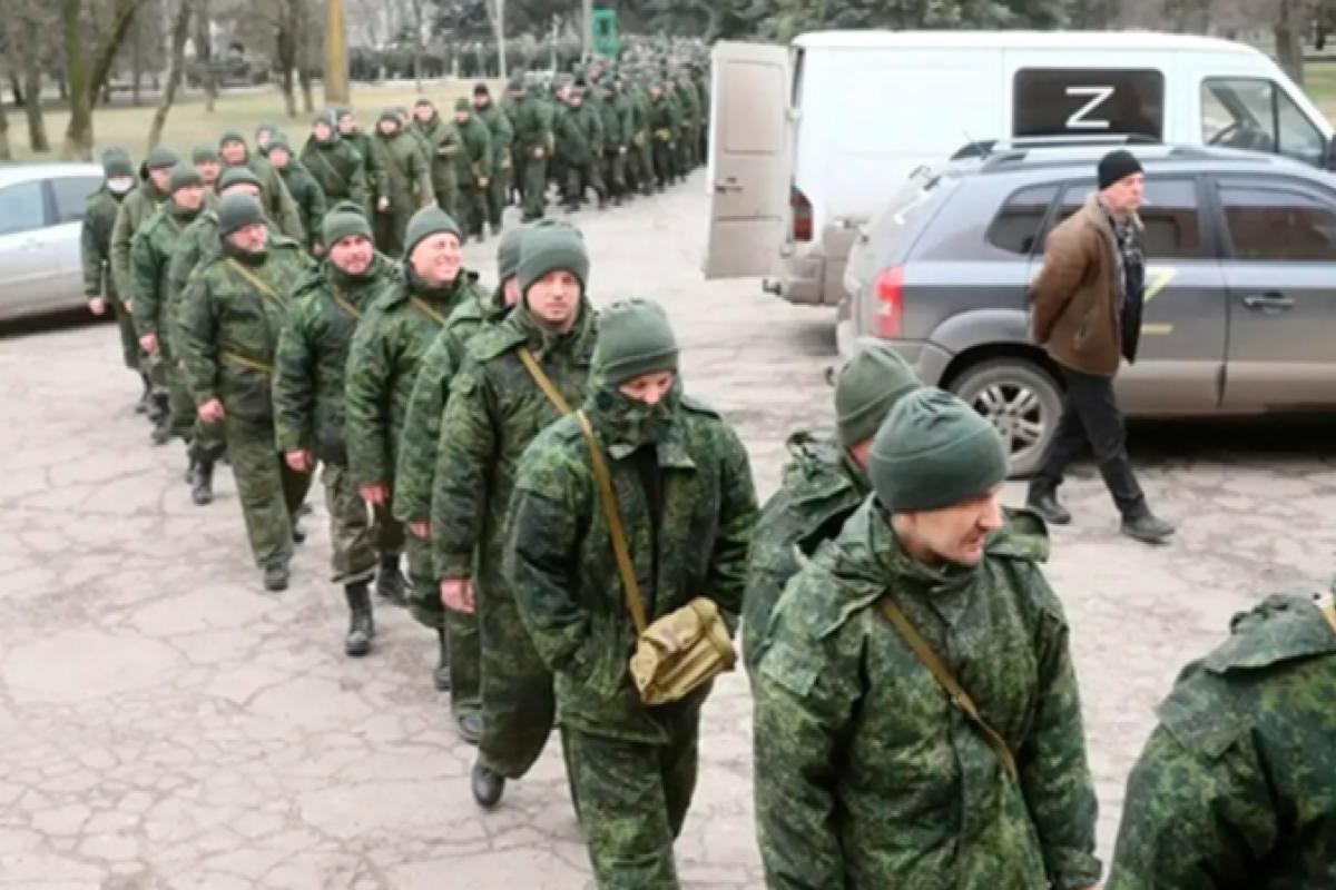 "Звозять автобусами": на Луганщину зганяють нові партії мобілізованих росіян