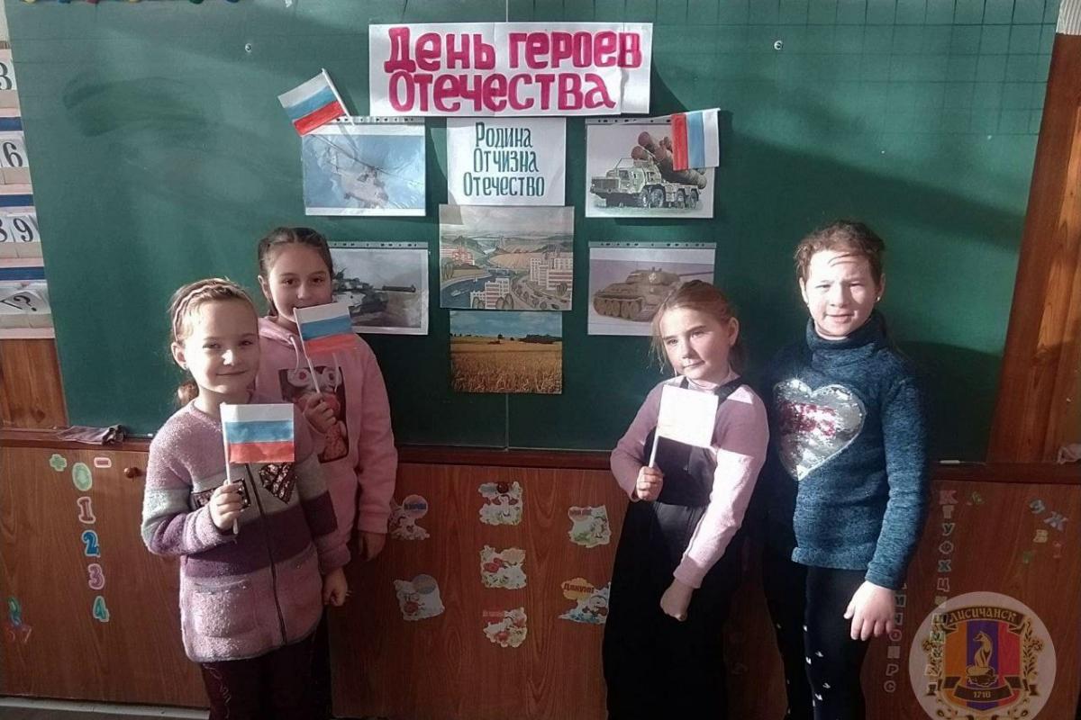 "Розмови про важливе": як окупанти дурять голови дітям у Лисичанську (фото) "Розмови про важливе": як окупанти дурять голови дітям у Лисичанську (фото)