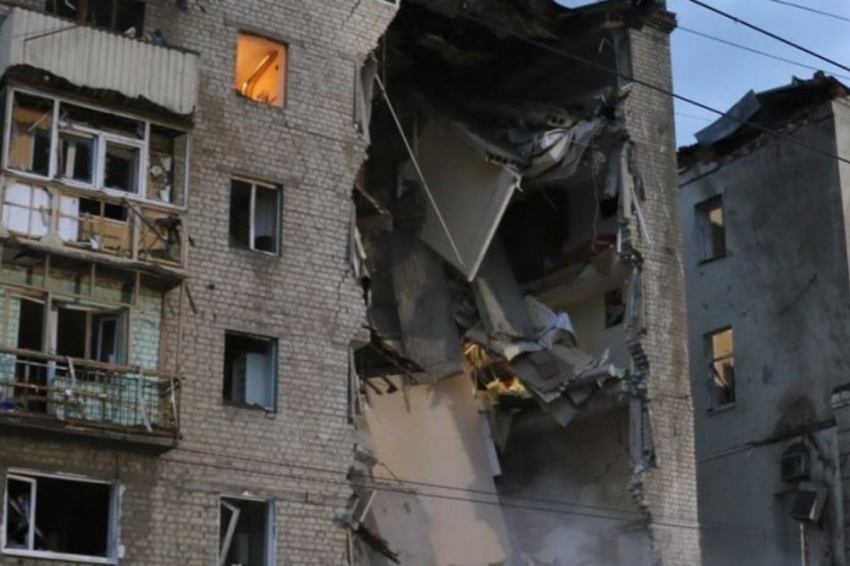 Росіяни завдали удару по Харкову: поцілили у будинку, постраждав чоловік