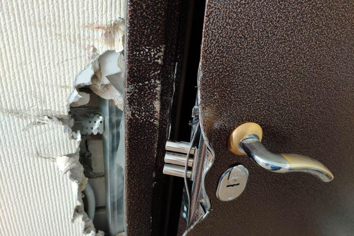 У Сєвєродонецьку окупанти розкривають квартиру за квартирою, причини людям не пояснюють У Сєвєродонецьку окупанти розкривають квартиру за квартирою, причини людям не пояснюють