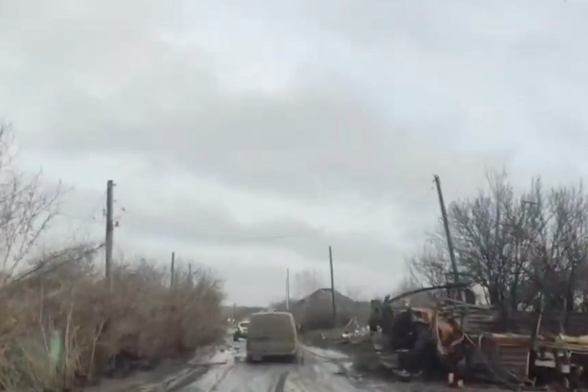 Патрульні показали, як доставляють гуманітарну допомогу у звільнені села Луганщини (відео) Патрульні показали, як доставляють гуманітарну допомогу у звільнені села Луганщини (відео)