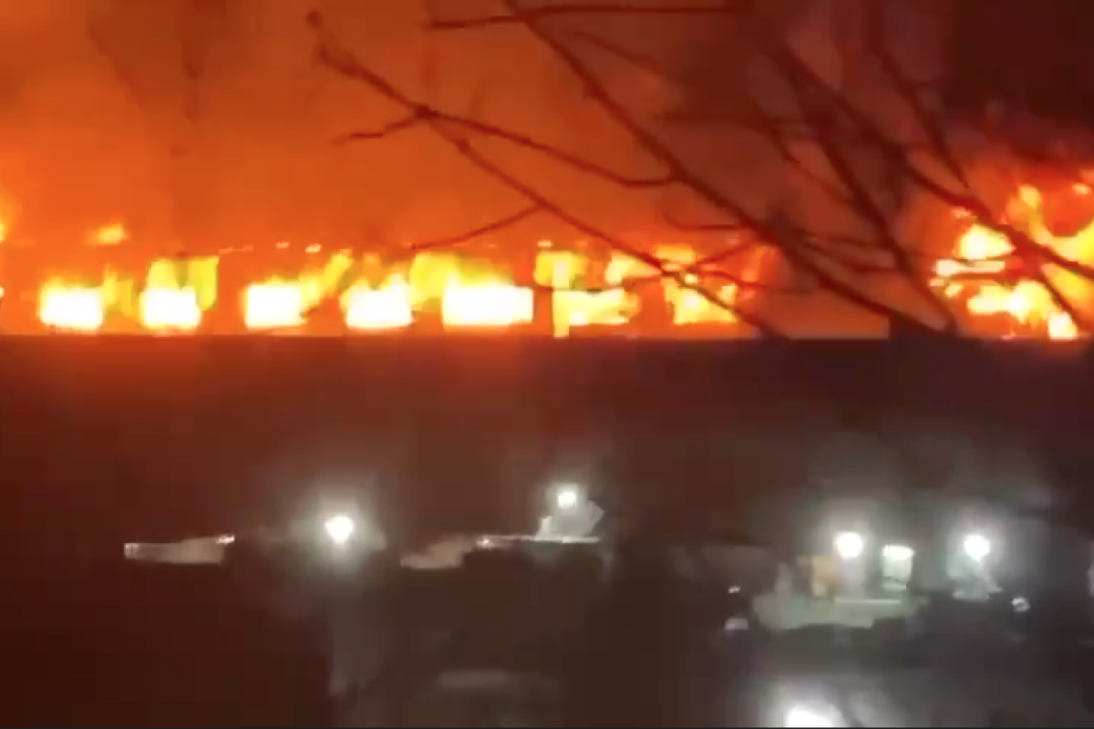 У російському Владивостоці масштабна пожежа - горять торгові склади У російському Владивостоці масштабна пожежа - горять торгові склади