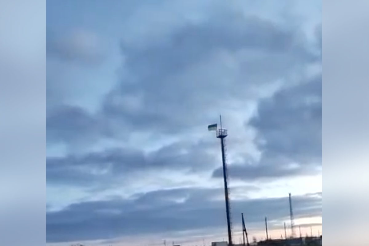 У Криму невідомі встановили український прапор (відео) У Криму невідомі встановили український прапор (відео)