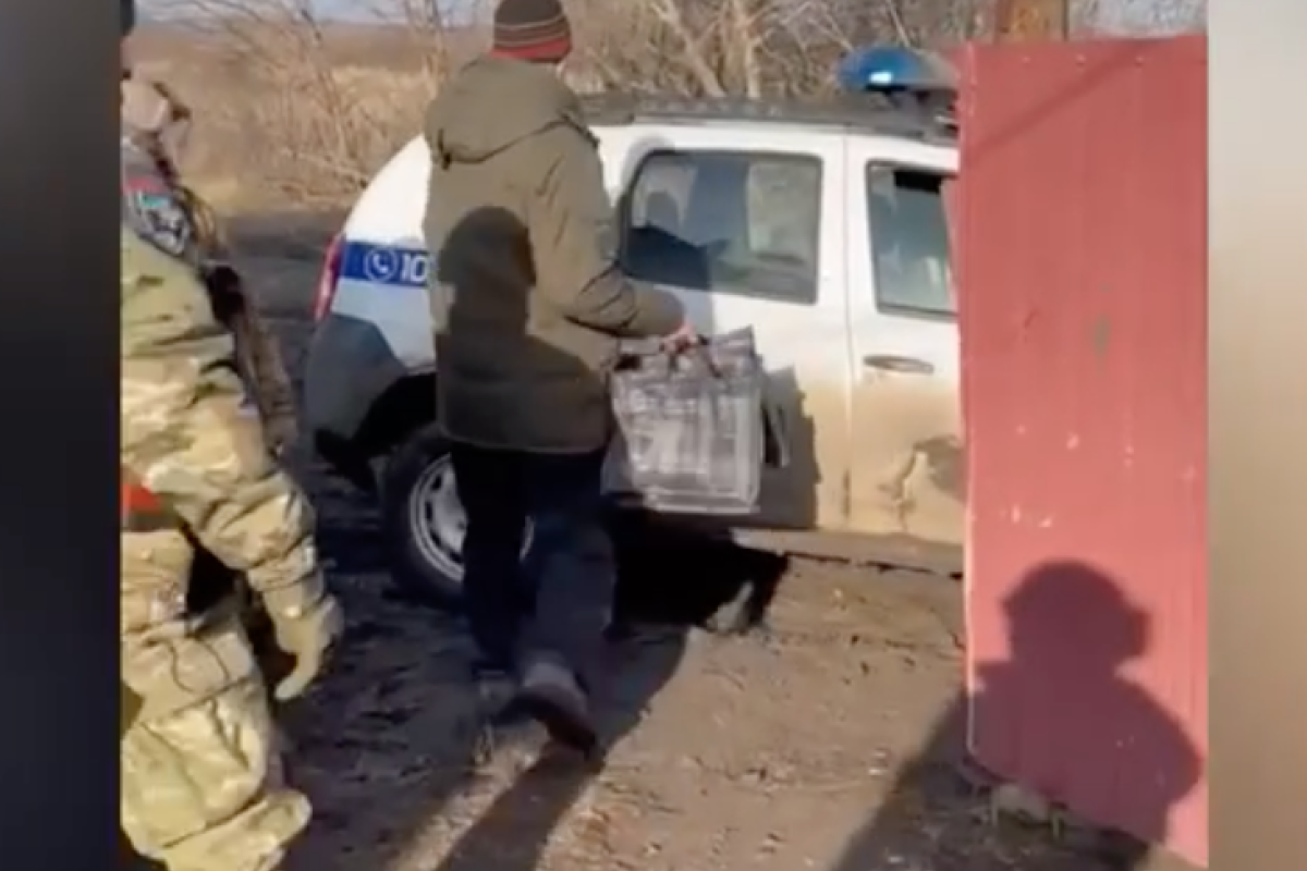 Полицейские эвакуировали двух жителей одного из освобожденных сел Луганщины