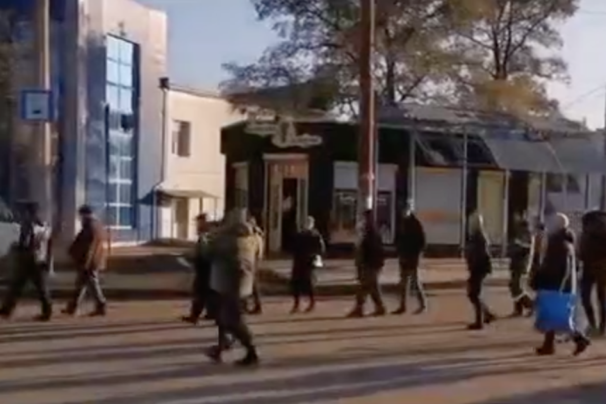 Цены неадекватные, денег на еду и лекарства нет: в сети показали видео о жизни в Лисичанске Цены неадекватные, денег на еду и лекарства нет: в сети показали видео о жизни в Лисичанске