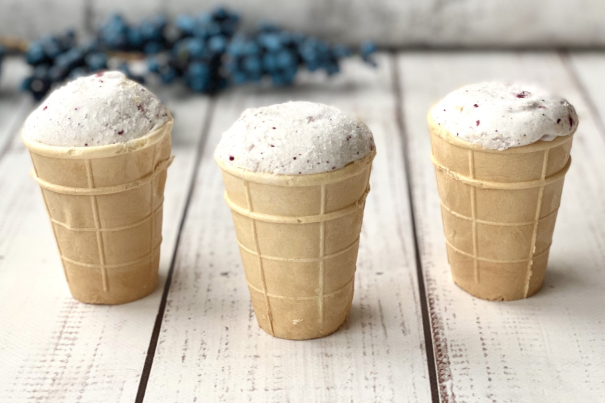 В одном из оккупированных городов Луганщины детям на Новый год раздали по мороженному в стаканчике В одном из оккупированных городов Луганщины детям на Новый год раздали по мороженному в стаканчике