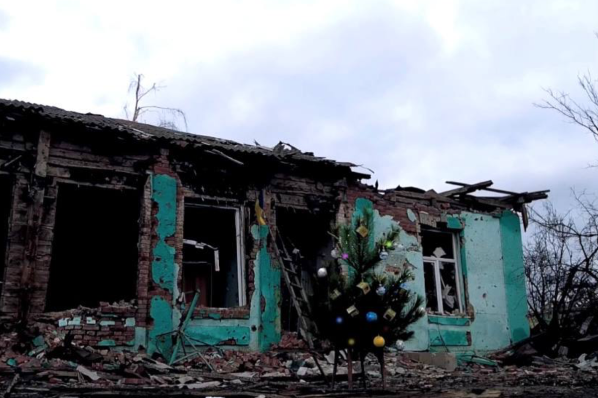 "Елка несокрушимости": Гайдай показал символ Нового года в освобожденном населенном пункте Луганщины