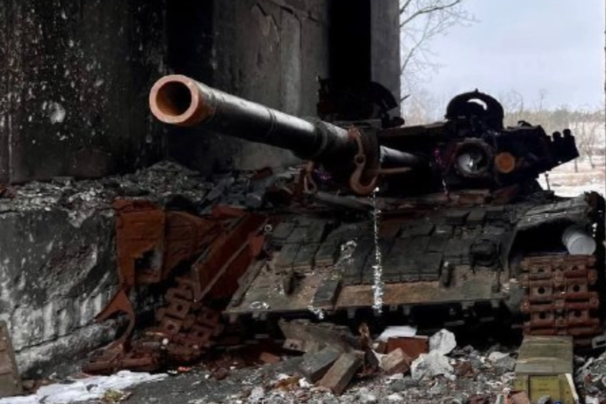 Разбитая техника так и ржавеет среди домов: свежие фото из Северодонецка