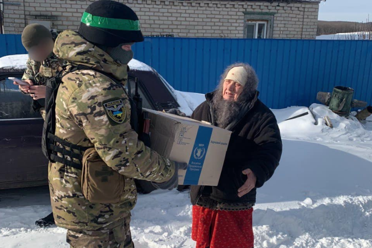 Сейчас там проживает всего 6 человек: полицейские доставили гумпомощь в одно из освобожденных сел Луганщины Сейчас там проживает всего 6 человек: полицейские доставили гумпомощь в одно из освобожденных сел Луганщины