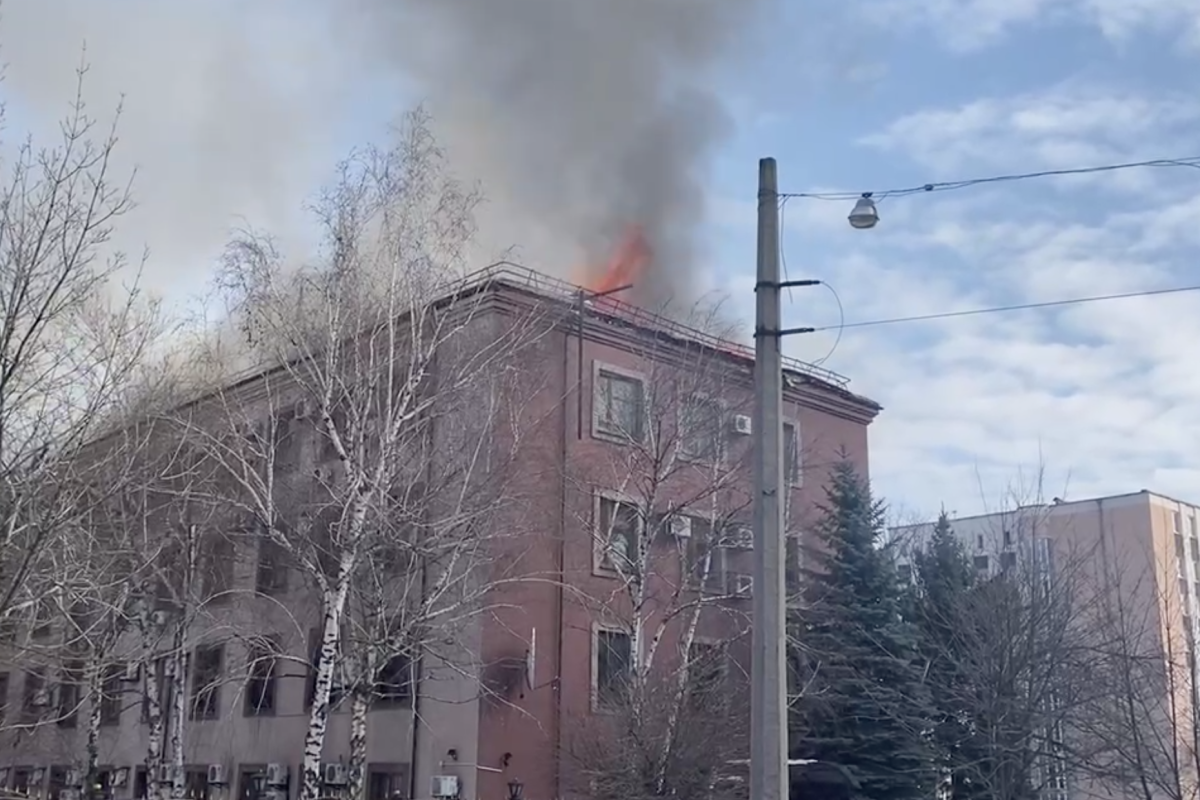 У центрі Донецька "прильоти": пошкоджено "прокуратуру" та казарму росіян У центрі Донецька "прильоти": пошкоджено "прокуратуру" та казарму росіян