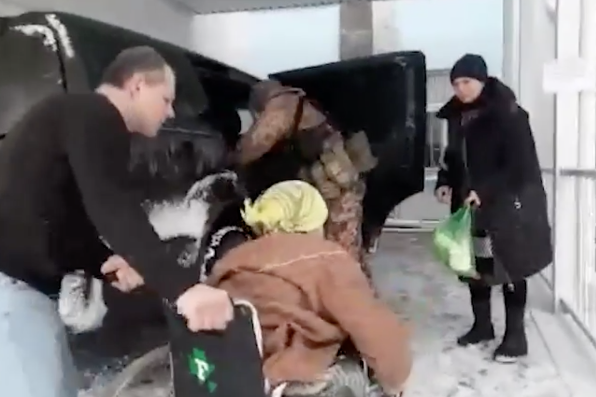 Полицейские показали, как эвакуировали пострадавшую в результате обстрела жительницу Невского Полицейские показали, как эвакуировали пострадавшую в результате обстрела жительницу Невского