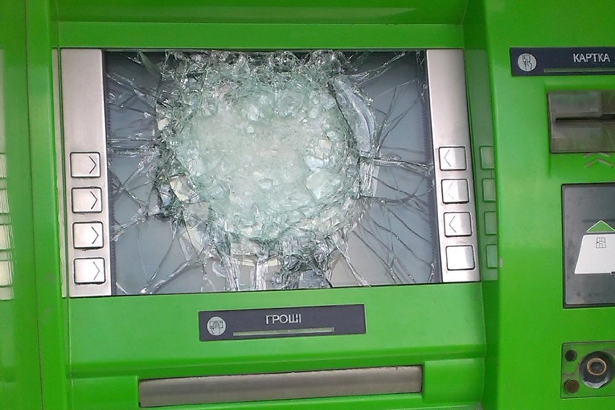 На Луганщині окупанти позбавляють населення можливості отримувати виплати шляхом відключення банкоматів, - Генштаб