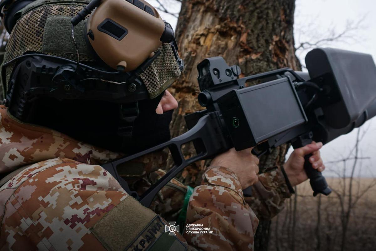 На Луганщине пограничники затрофеили вражеский дрон с тепловизором