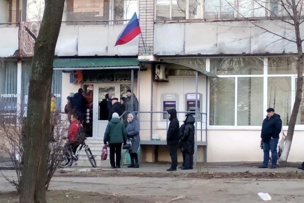 Люди чергують біля банкоматів: на окупованій Луганщині утворився дефіцит готівки