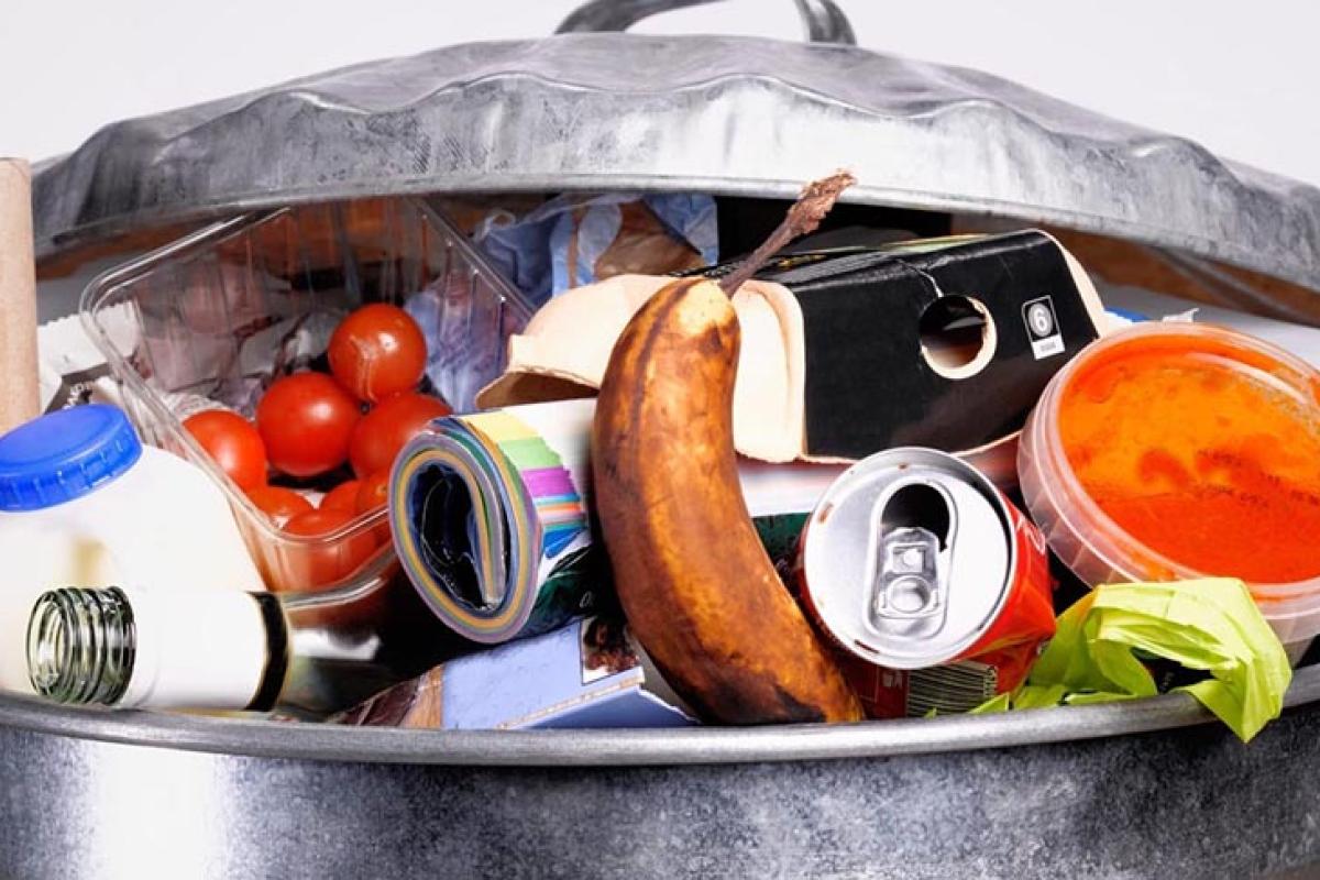 "Все, что не доедается и не выпивается": что продают в северодонецком супермаркете