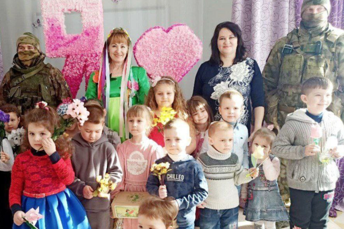 8 марта под конвоем: в одном из детских садов Северодонецка устроили "праздничный утренник" 8 марта под конвоем: в одном из детских садов Северодонецка устроили "праздничный утренник"