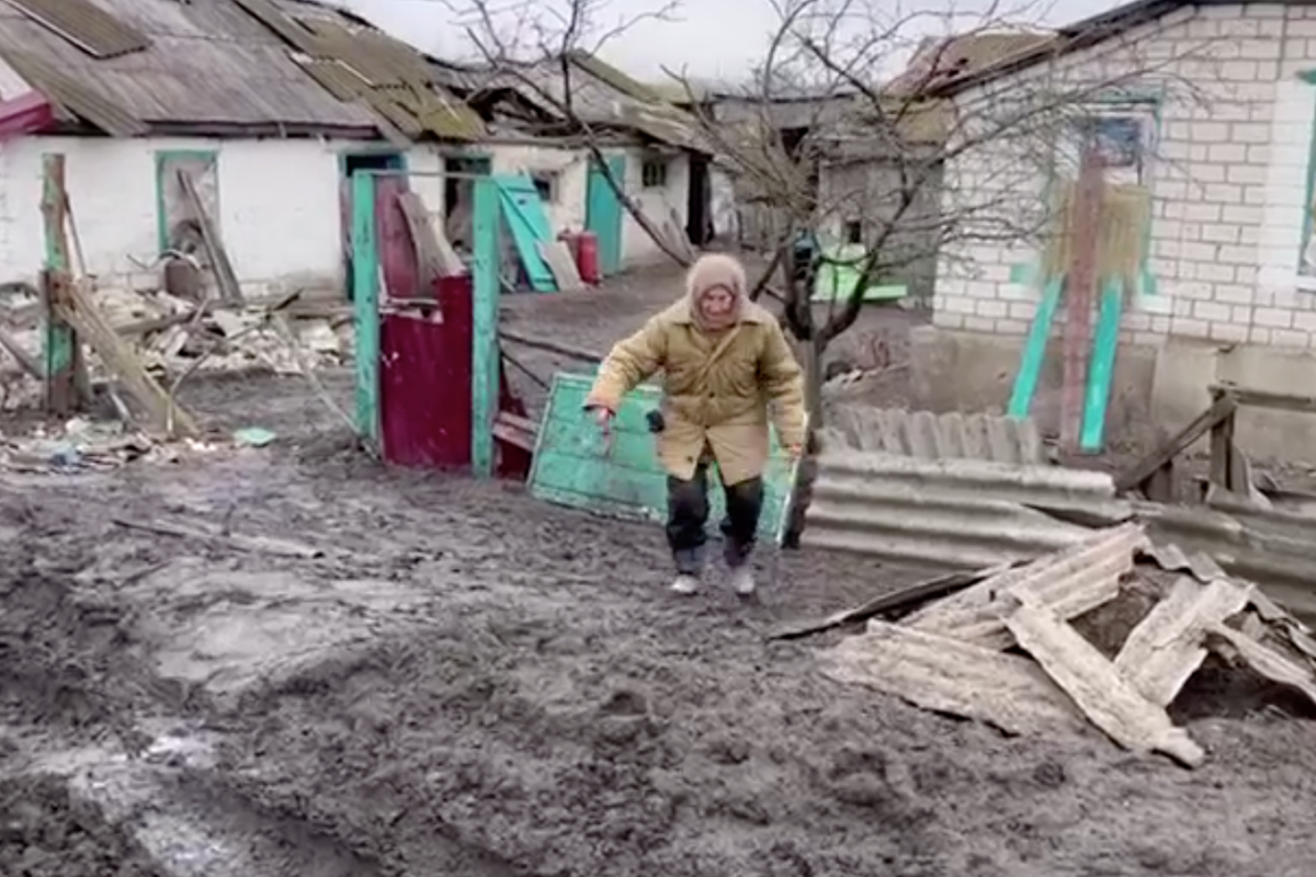 Поліцейські доставили продукти до звільнених селищ Луганщини - відео