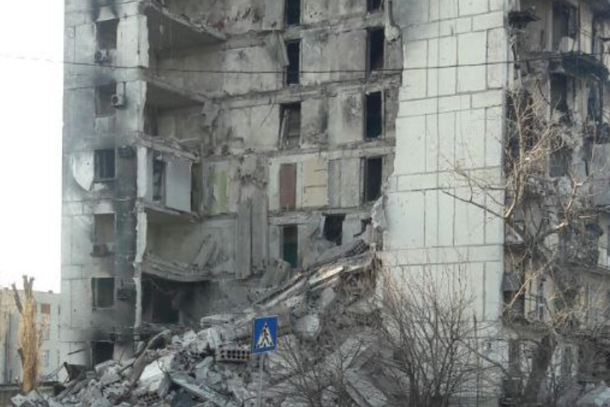 У Сєвєродонецьку обвалилася ще одна багатоповерхівка, пошкоджена обстрілами - фото