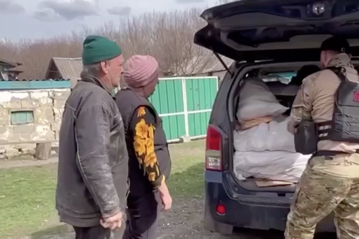 Мешканцям звільнених сіл Луганщини доставили гуманітарну допомогу - відео Мешканцям звільнених сіл Луганщини доставили гуманітарну допомогу - відео