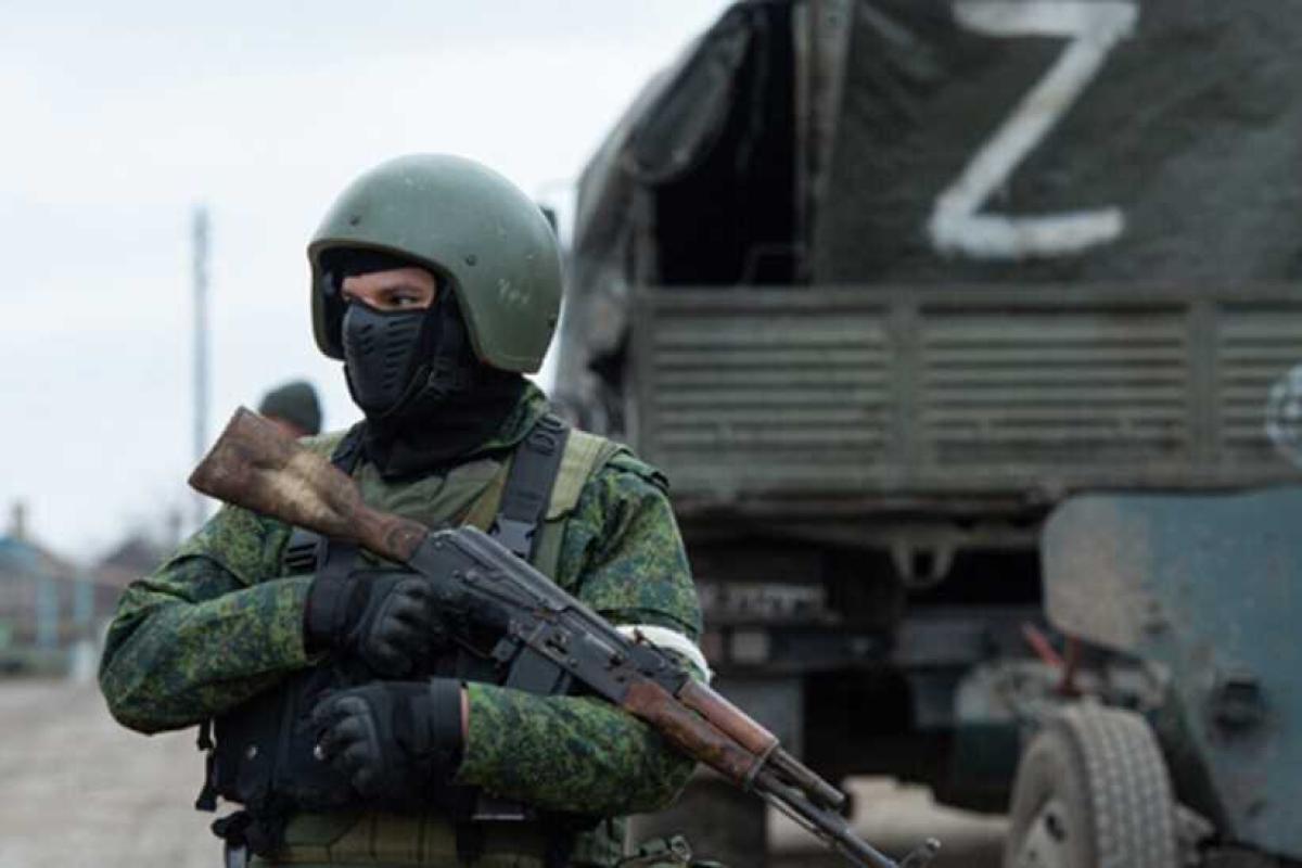 "Живий щит": на Луганщині російські військові заселилися до однієї зі шкіл та змушують продовжувати навчальний процес