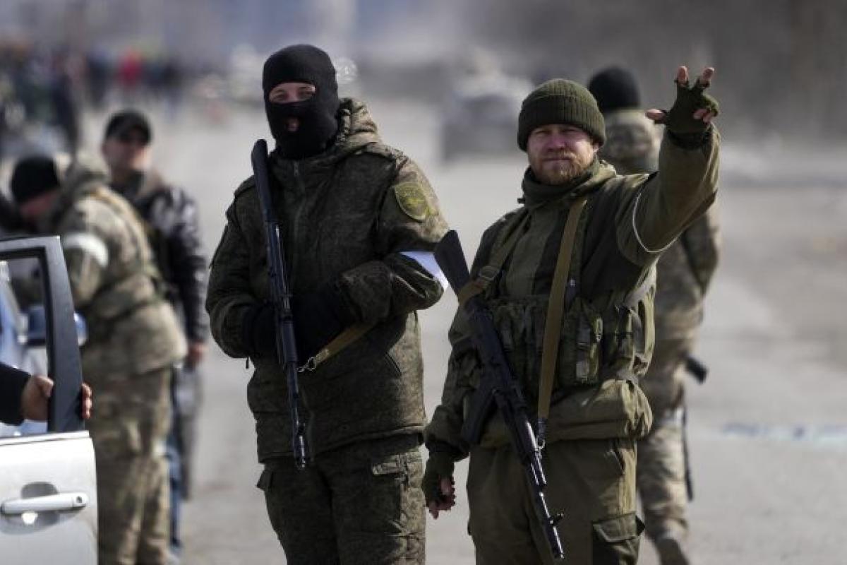 На Луганщині російські військові на БТР переїхали своїх "товаришів" на легковому авто, - соцмережі На Луганщині російські військові на БТР переїхали своїх "товаришів" на легковому авто, - соцмережі