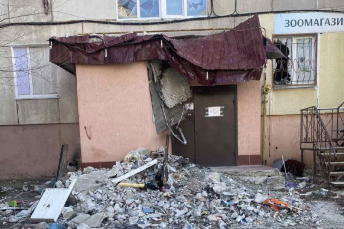 За крок до обвалення: як виглядає один із під'їздів Сєвєродонецька зсередини (відео)