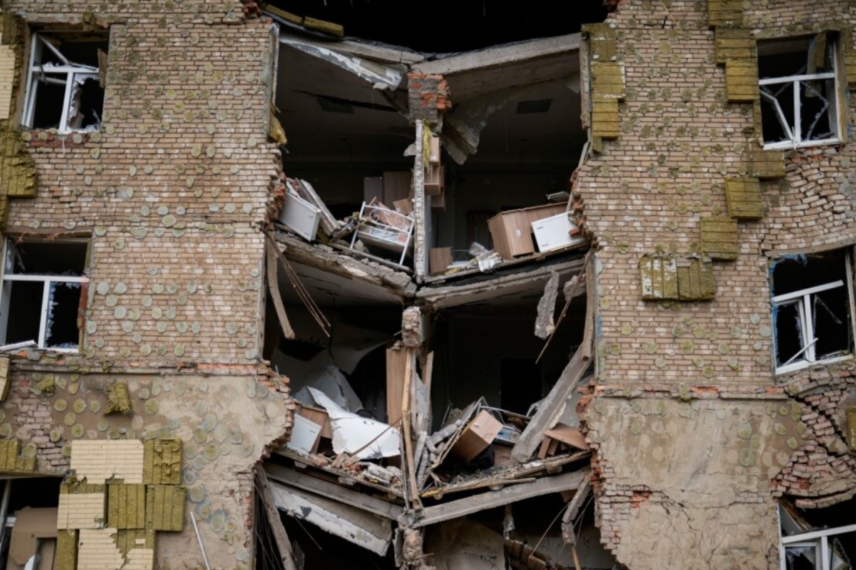 "Поврежденные дома падают подъездами": в Северодонецке происходит массовое обрушение многоэтажек