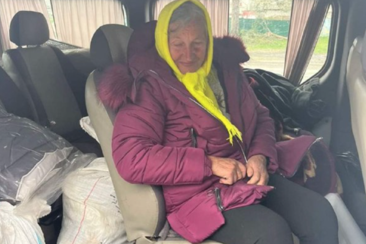 Ворожі обстріли - майже щодня: з Невського евакуювали ще одну жінку Ворожі обстріли - майже щодня: з Невського евакуювали ще одну жінку