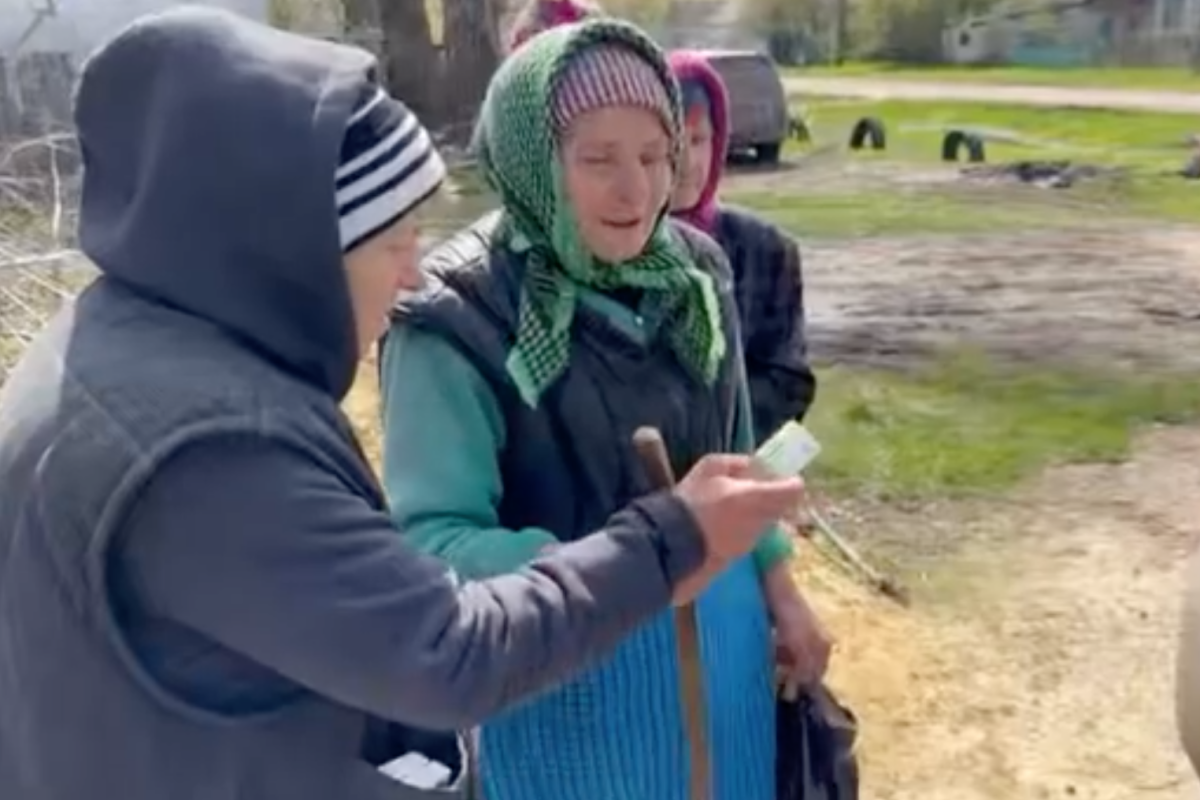 У звільнені села Луганщини доставлено продуктові набори та ліки - відео У звільнені села Луганщини доставлено продуктові набори та ліки - відео
