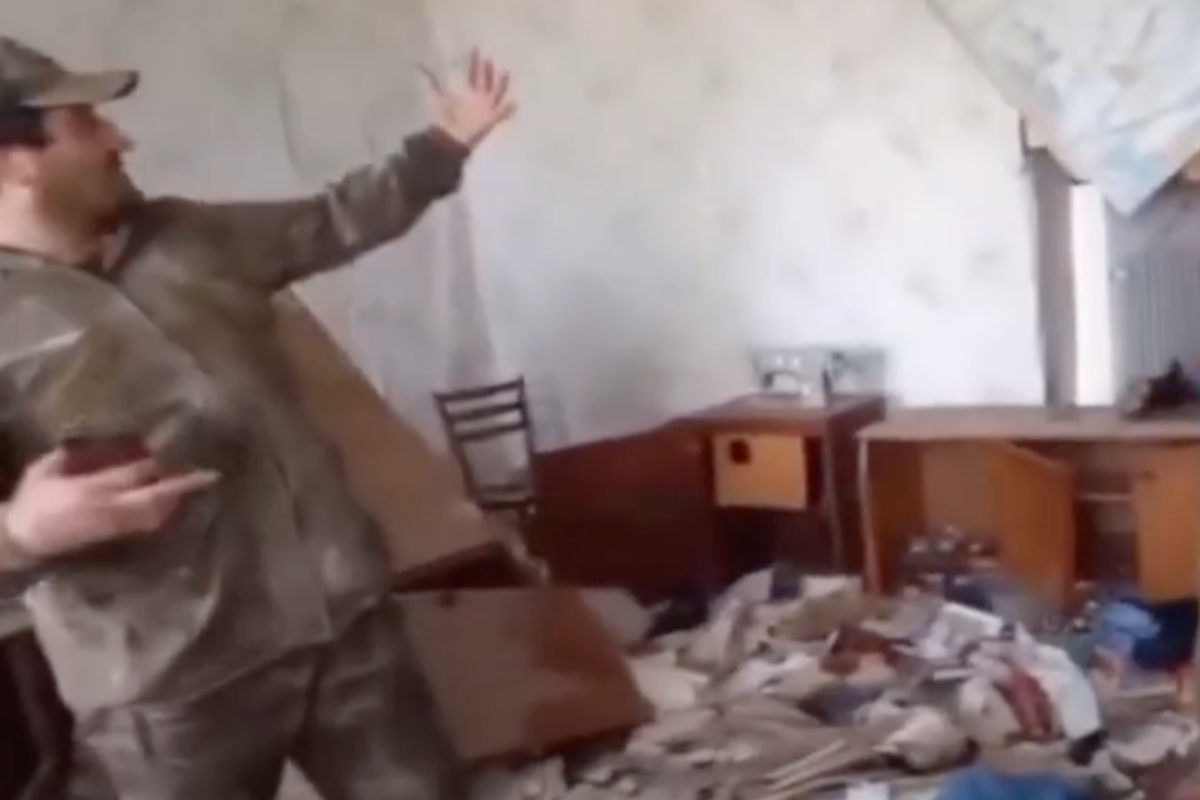 В Попасной оккупанты ходят по квартирам и удивляются "находкам" - видео В Попасной оккупанты ходят по квартирам и удивляются "находкам" - видео
