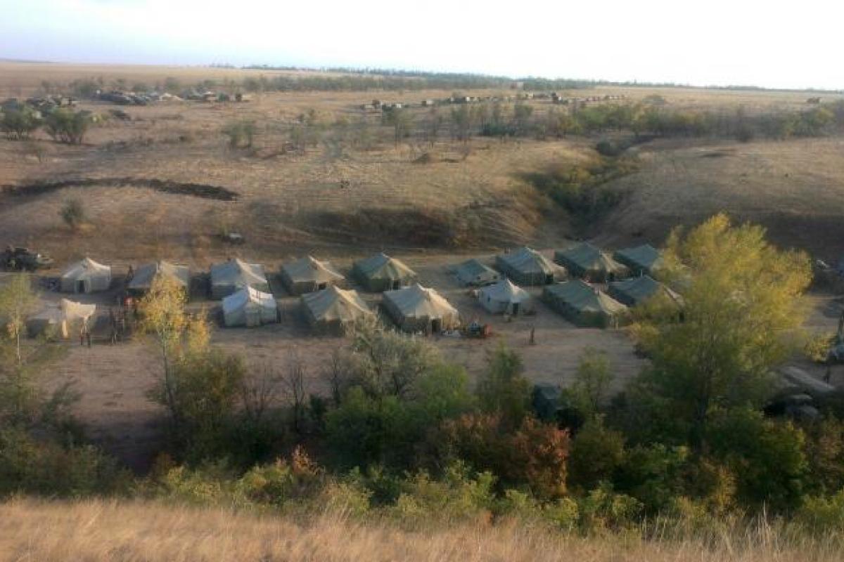 Чоловіків затримують та відправляють до польових таборів: окупанти намагаються створити резерв із мешканців Луганщини Чоловіків затримують та відправляють до польових таборів: окупанти намагаються створити резерв із мешканців Луганщини