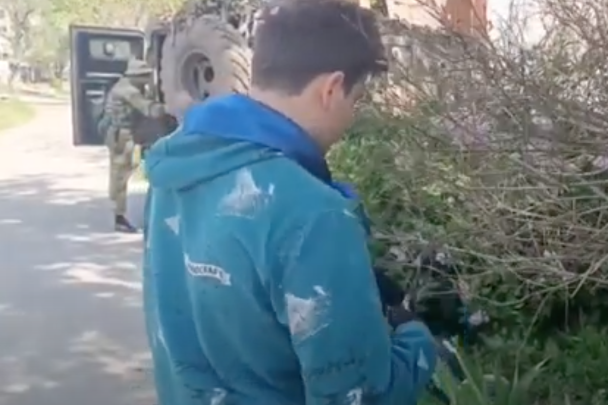 Под военным конвоем: в Северодонецке детей вывели расчищать город