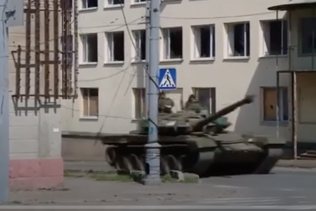 По улицам разъезжает военная техника: свежее видео из Лисичанска По улицам разъезжает военная техника: свежее видео из Лисичанска