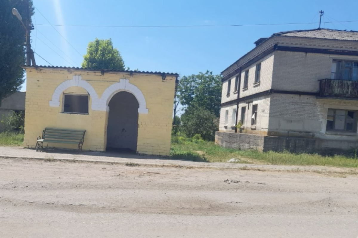 "Велике досягнення": "адміністрація" Лисичанська прозвітувала про "ремонт" зупинки (фото) "Велике досягнення": "адміністрація" Лисичанська прозвітувала про "ремонт" зупинки (фото)