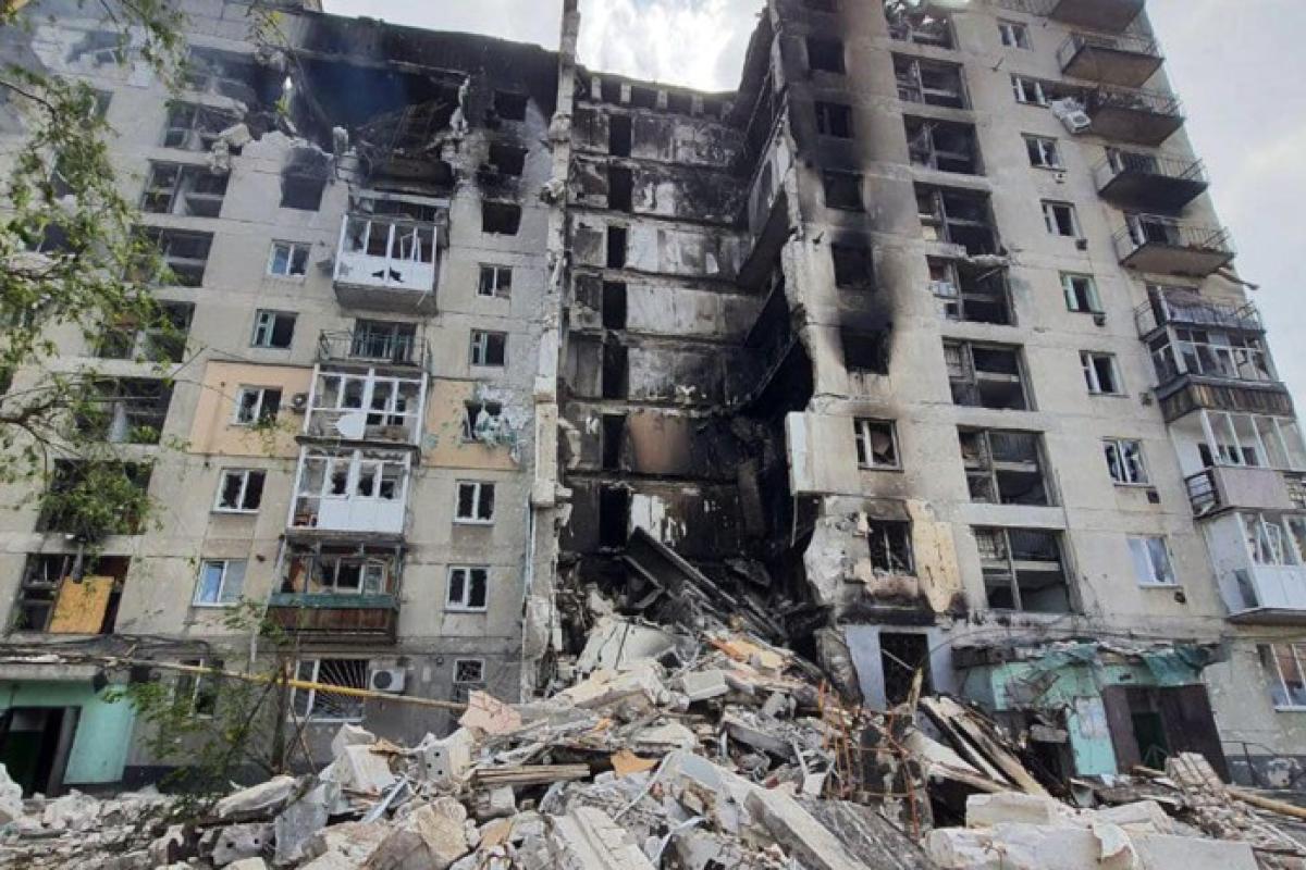 Розкриті всі квартири: у мережі показали один із під'їздів Сєвєродонецька (відео)