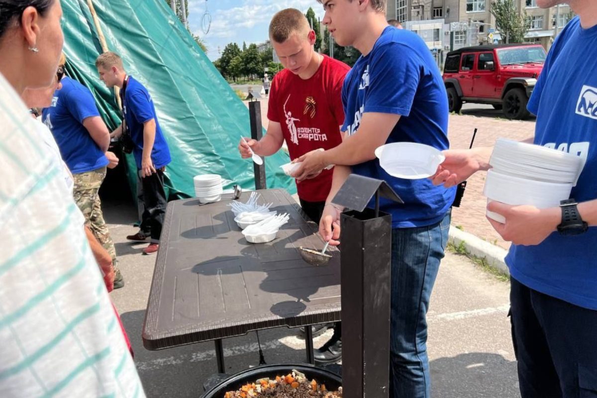 В Северодонецке оккупанты устроили "кормежку" населения среди руин, - фото